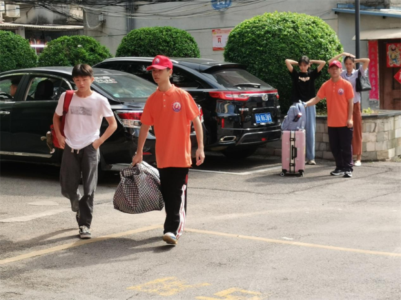 志愿者热情为新生搬运行李.png