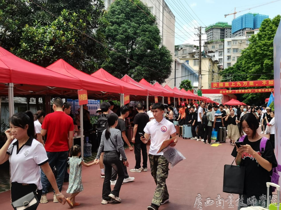前来报到的学生及其家长络绎不绝.png