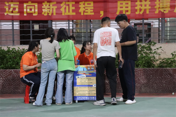 学生会招新前期宣传现场2.png