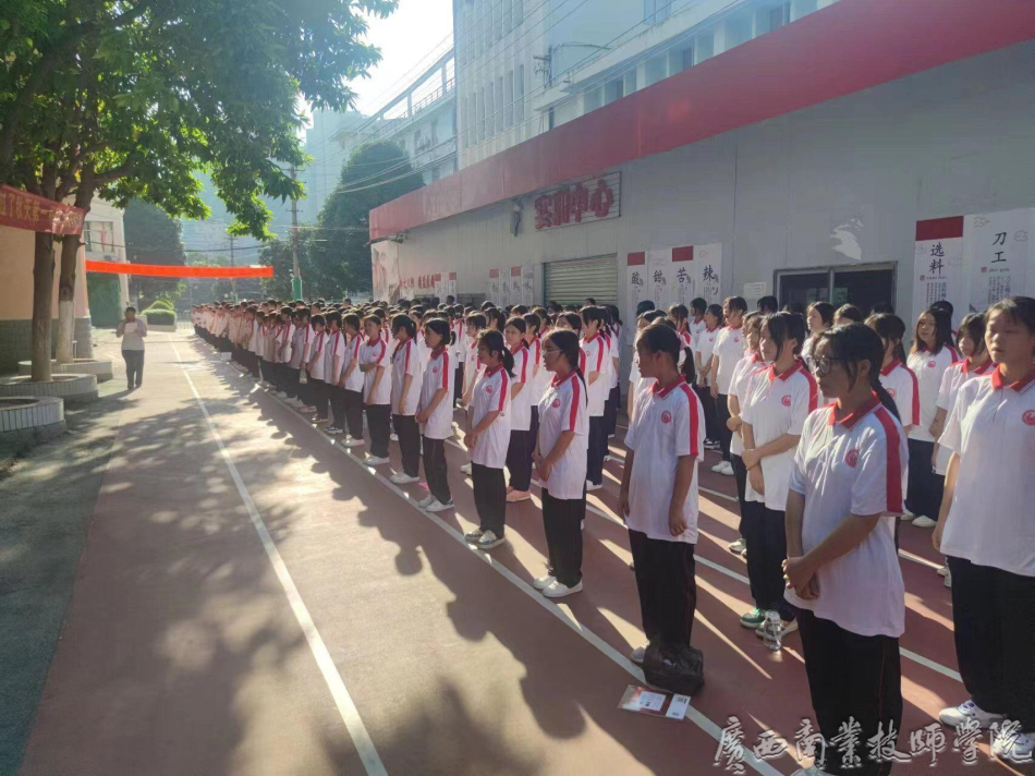 学生听训现场.png