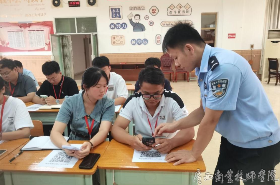 长岗派出所民警黄宏宇现场指导反诈APP的使用方法.png
