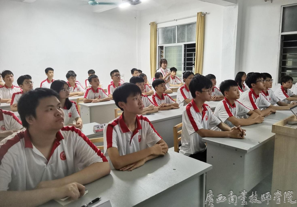 全体同学认真听讲.png