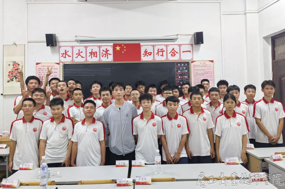 刘名欢学长与2023级学生合影.png