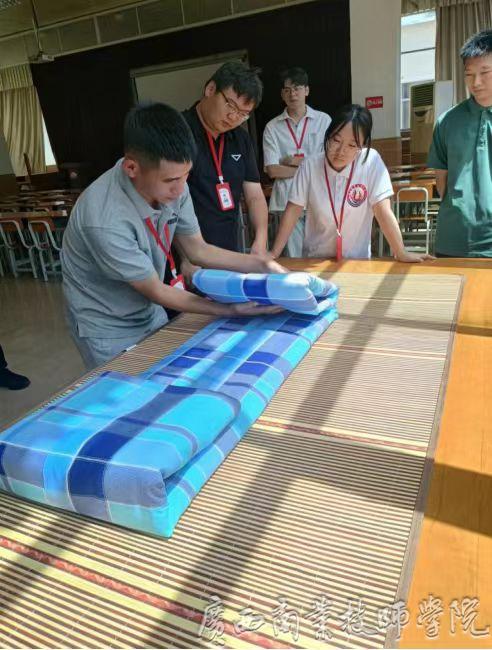 陆燕高老师指导辅导员.jpg