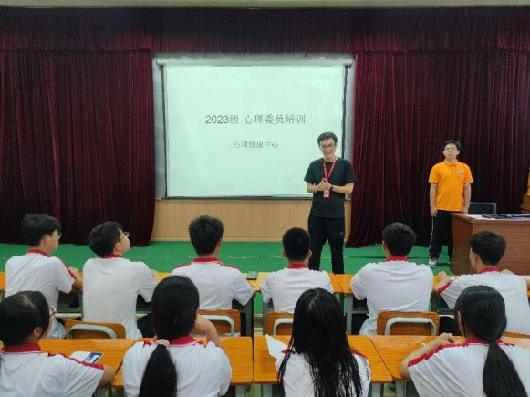 曾浩然老师在二楼会议室主导心理委员培训.png
