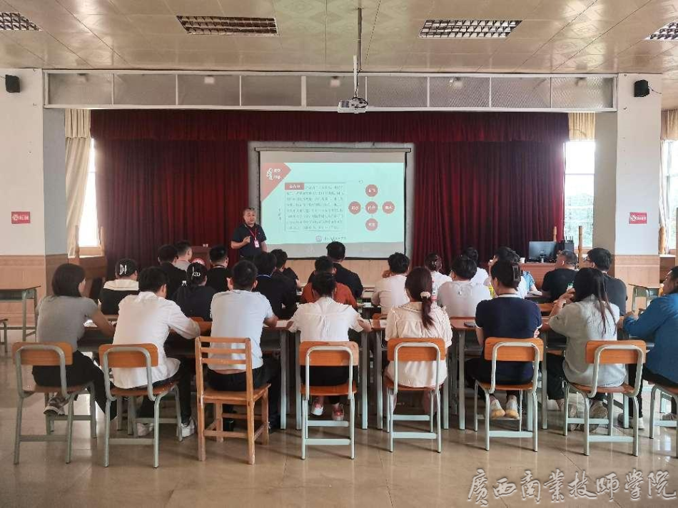 朱海刚科长主持新入职教师培训会.png