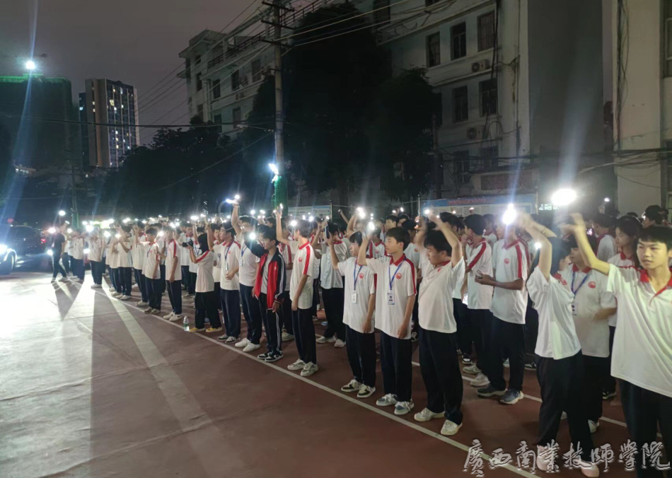 全体师生合唱《歌唱祖国》现场.png