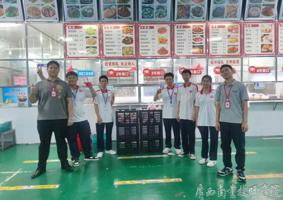 老师及学生干部代表为同学们分发“暖心礼包”.png