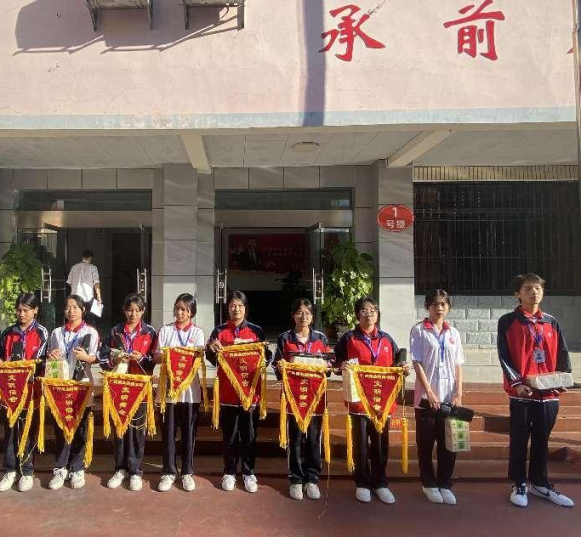辅导员代表为获奖宿舍颁奖并合影.png
