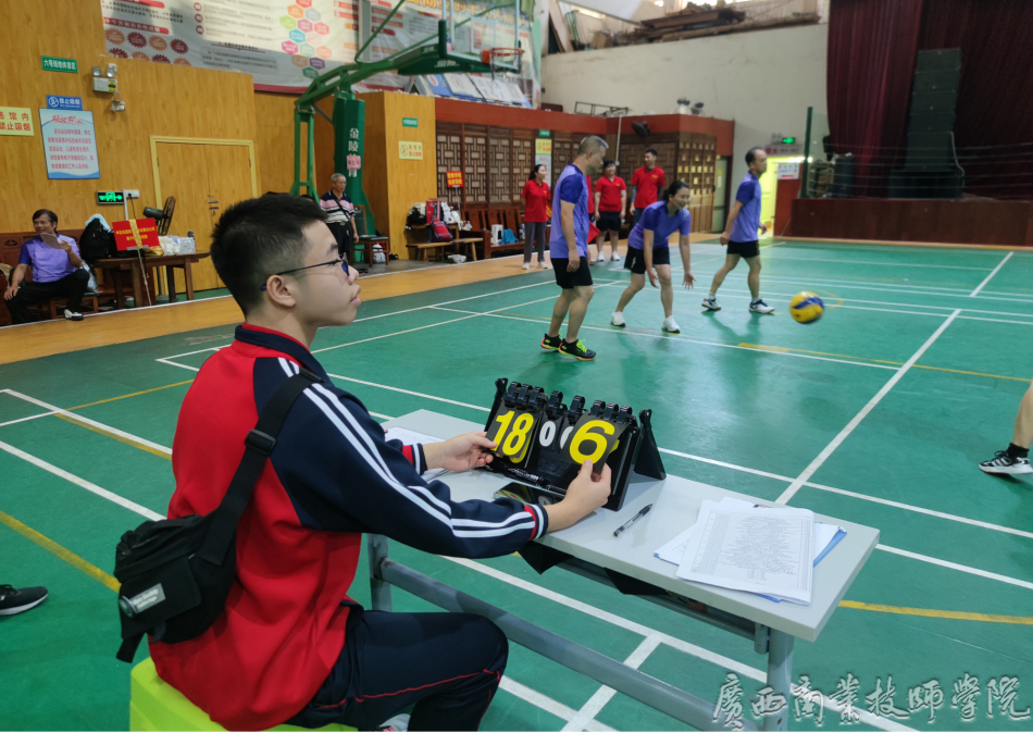 学生志愿者认真协助排球比赛工作.png
