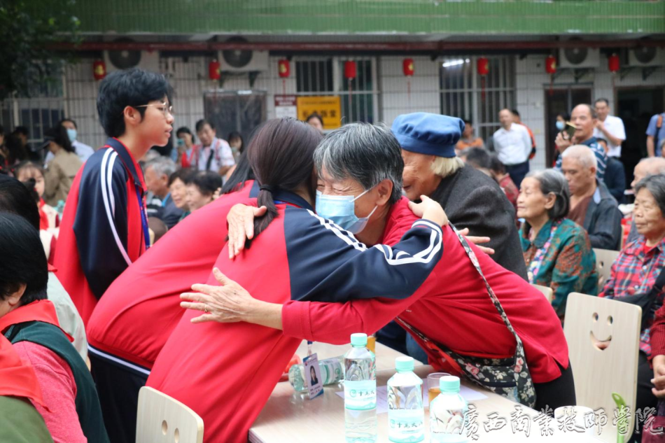 我院学子与老人互动.png