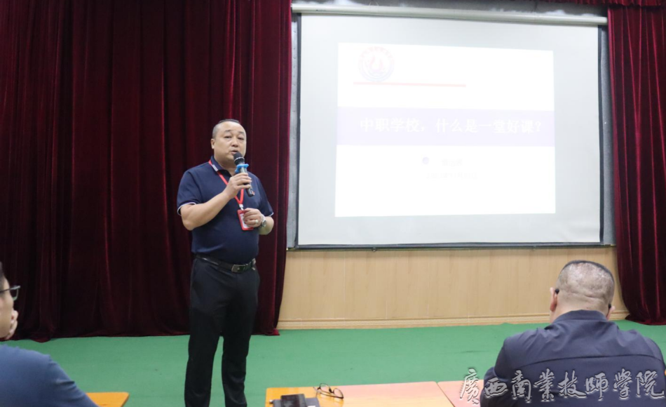 教务科科长朱海刚主持培训.png