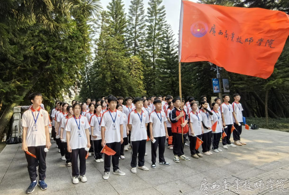 活动第一项：瞻忠亭前倾听先烈事迹.png