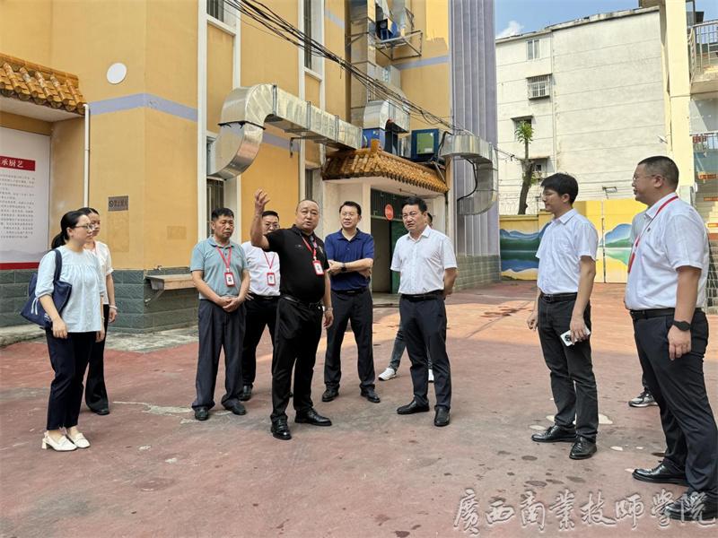 葛村教学点调研现场.jpg