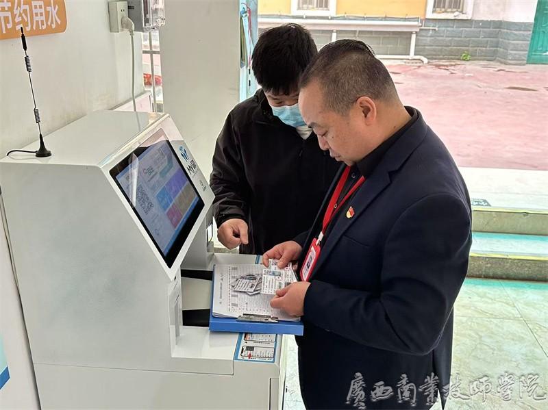 学生食堂员工健康证检查.jpg