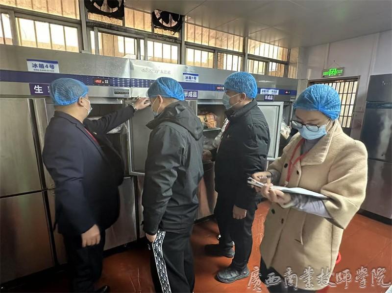 学生食堂冰柜检查.jpg