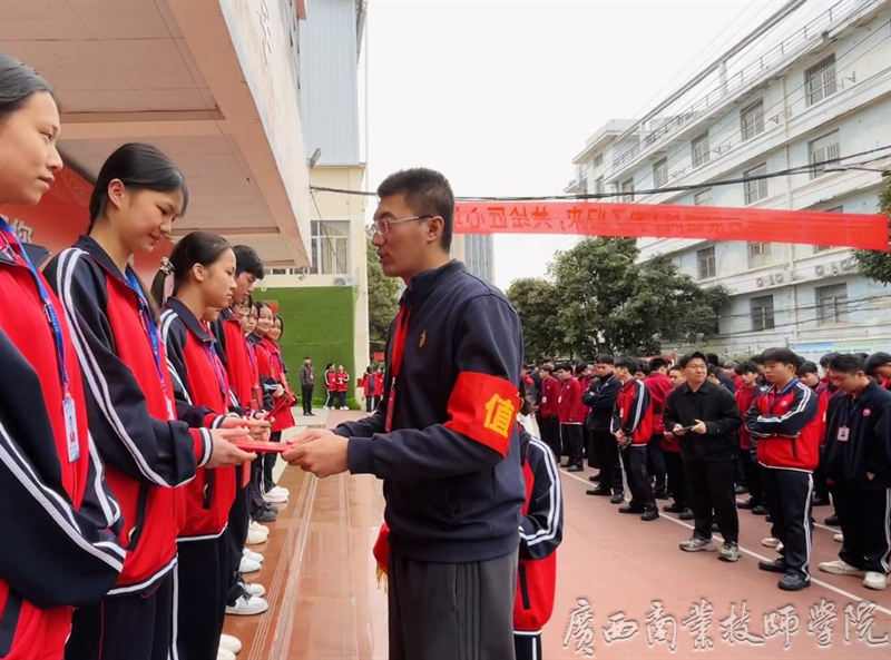 学保科副科长龚学敏为荣获“学习标兵”的学生颁奖.png