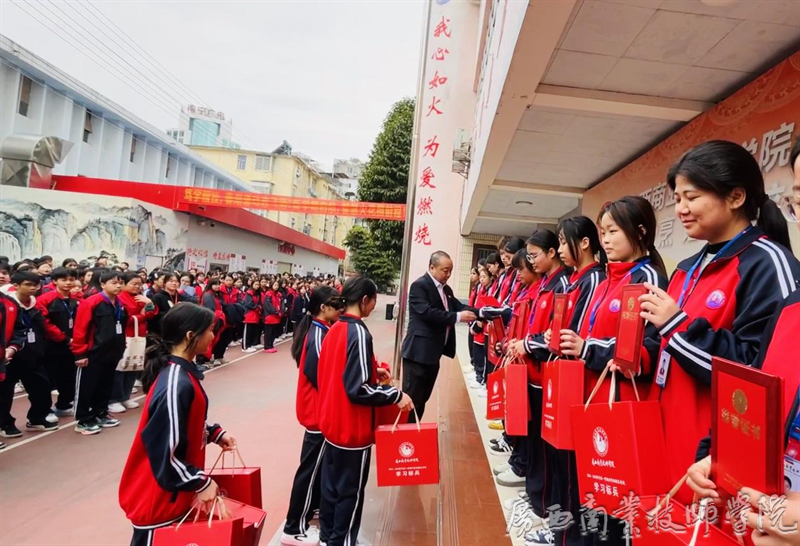 院长助理兼教务科科长朱海刚为荣获“学习标兵”的学生颁奖.png
