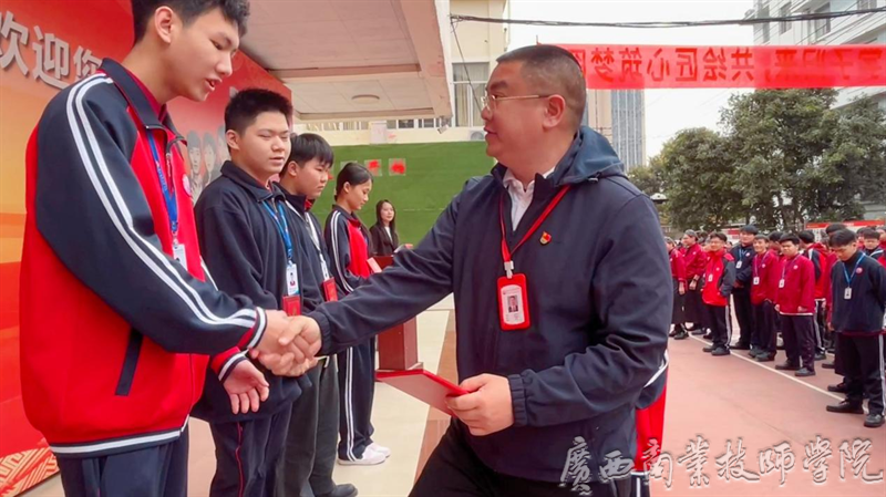 学保科科长韦国富为荣获“数学学科成绩优秀奖”的学生颁奖.png