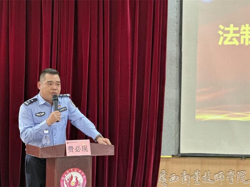 费必现警官开展反诈专题讲座.jpg